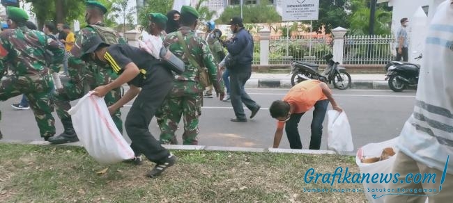 Unras Berakhir Kondusif, TNI/Polri dan Mahasiswa Bersihkan Sampah di Udayana